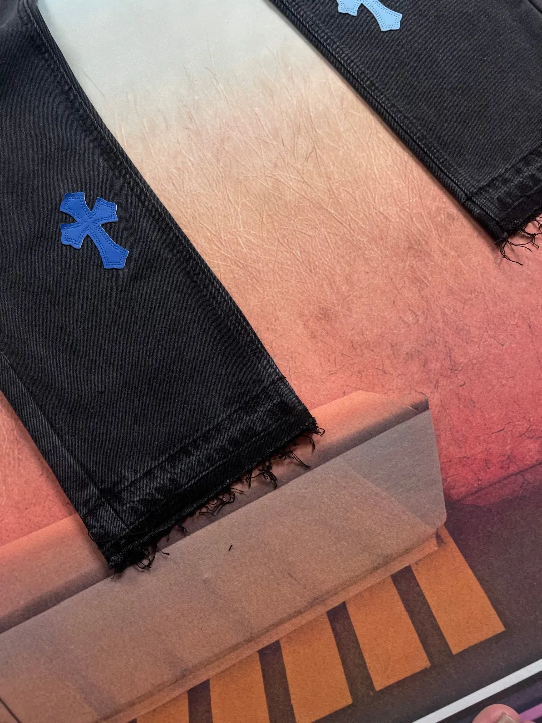 🅿️240 🔘Style No.-KL155 🔘Cro Heart𝐂𝐡𝐫𝐨𝐦𝐞 𝐇𝐞𝐚𝐫𝐭 Classic CH Black and Blue Cross Patch Leather Jeans* These Croix Heart Jeans are unique. High-quality denim fabrics are carefully selected and subjected to a special washing process to present retro color and texture, giving it a full texture. The iconic blue cross patch is made of fine cutting technology and carefully sewn on the trousers, making it strong and beautiful. The raw edges of the trousers are carefully distressed by hand, giving them a casual and uninhibited style. When paired with it, it can be paired with a simple solid-color sweatshirt and sneakers to create a casual street style; paired with a black motorcycle jacket and Martin boots to show a cool and punk style; combined with a slim shirt and leather shoes, it can create a yuppie gentleman look and can be easily adapted to various occasions.  Size: S M L XL (28.30.32.34) Color: Black